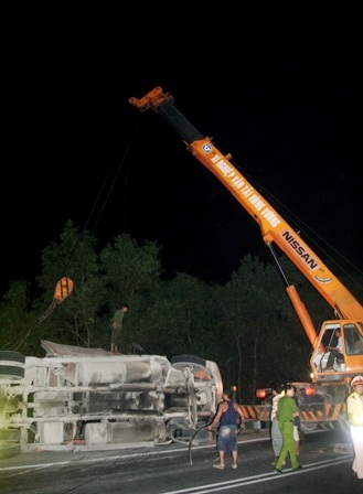Cẩu thành công xe container lao xuống vực