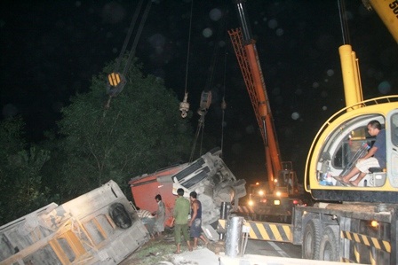 Xe cẩu lớn được điều đến hiện trường