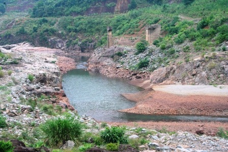 Đoạn sông chảy về hạ lưu thoi thóp vì thiếu nước