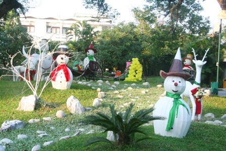 Những ông già tuyết dễ thương tại KS Hương Giang - khu phố Tây Huế (Ảnh: Đại Dương)