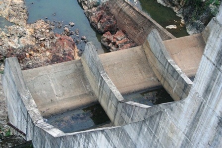 Nước cặn bẩn bám ở đáy các cửa xả