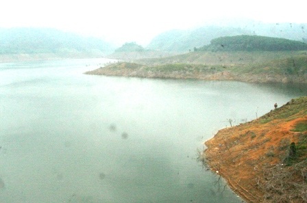 Nước cặn bẩn bám ở đáy các cửa xả