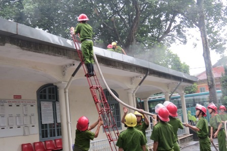 Lực lượng cứu hỏa đến dập đám cháy