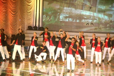 Dàn hợp xướng nước Philippin quậy tưng bừng trên sân khấu với