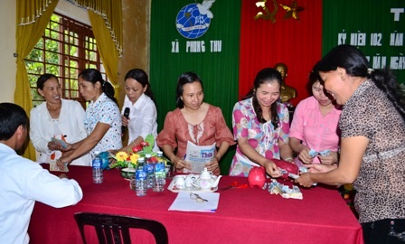 Cả xã giúp nhau thoát nghèo bằng... heo đất - 1 Các chị em Chi hội LHPN xã Phong Thu mổ heo đất