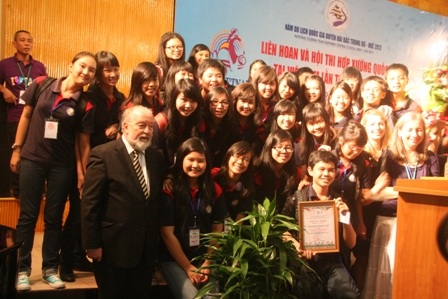 Chụp ảnh với các giám khảo