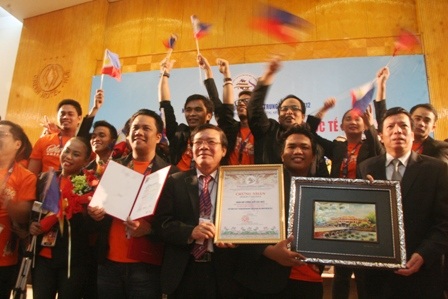 Lãnh đạo tỉnh TT-Huế trao giải Đoàn hợp xướng xuất sắc nhất cho đoàn TP Iriga, Philippin