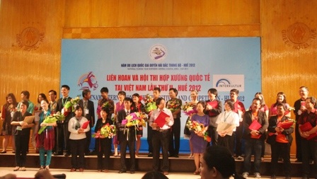 17 đoàn lên nhận hoa và bằng chứng nhận do UBND tỉnh TT-Huế trao tặng