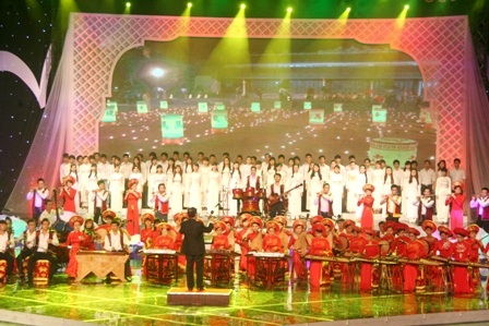 Dàn nhạc dân tộc và hợp xướng của Học viện Âm nhạc Huế trong Ngẫu hứng ngựa ô