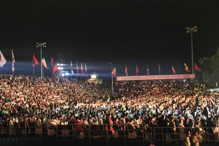 Du khách đến xem Festival Huế 2012 chật kín khán đài