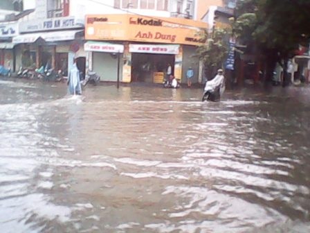 Ngã tư Hùng Vương - Nguyễn Tri Phương mênh mông nước