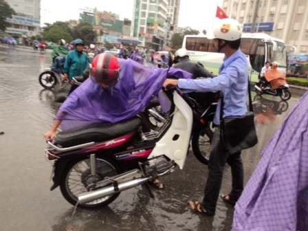 Hàng loạt xe bị chết máy (ảnh: Quang Tiến)