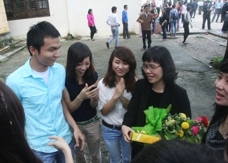 Các thế hệ sinh viên của trường tặng hoa tri ân thầy cô. (Ảnh: Đại Dương)