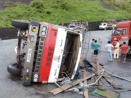 Xe tải chở heo lật ở khúc cua tay áo đổ đèo Hải Vân