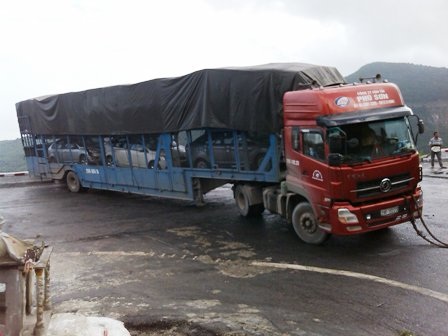 Các xe chở ô tô, chở chó mèo ở sau đành phải đứng chờ