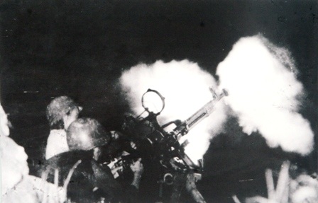 Pháo cao xạ 100mm huấn luyện đánh máy bay bay đêm để bảo vệ thủ đô Hà Nội