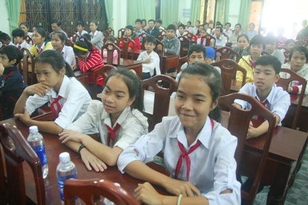 Niềm vui của những học sinh trong buổi lễ.