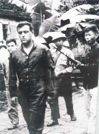 Giặc lái máy bay B52 bị quân ta bắt sống