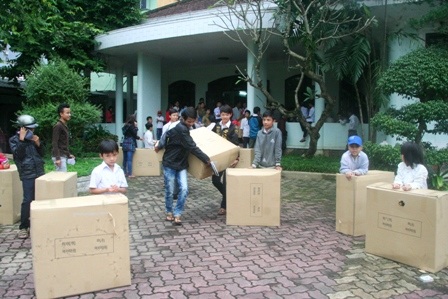 Khung cảnh tấp nập tại trụ sở của Sở GD&ĐT khi các em đến nhận quà.
