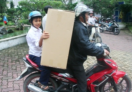 Khung cảnh tấp nập tại trụ sở của Sở GD&ĐT khi các em đến nhận quà.