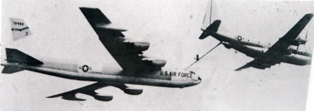 Máy bay quân sự tiếp dầu trên không cho máy bay B52