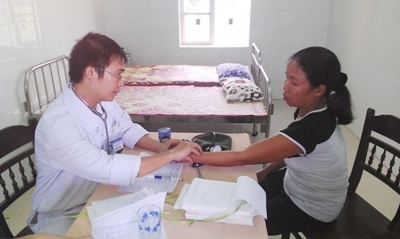 Khám bệnh miễn phí cho hàng trăm dân nghèo - 1 Bác sĩ