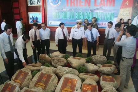 Các lãnh đạo trước 21 phiến đá chủ quyền Trường Sa