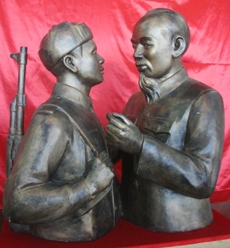 Tượng đồng Hồ Chủ tịch với chiến sĩ biên phòng Việt Nam