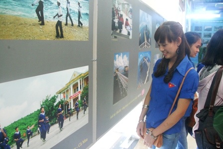 Các bạn trẻ thích thú trước những hình ảnh về lính đảo Trường Sa