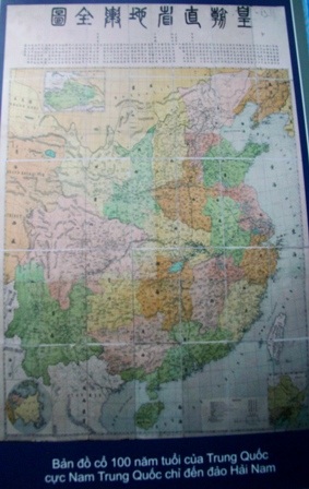 Các bạn trẻ thích thú trước những hình ảnh về lính đảo Trường Sa