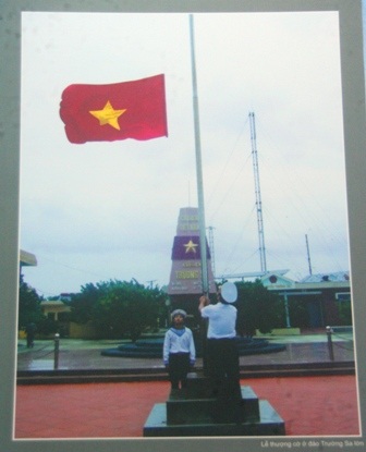 Lễ thượng cờ ở đảo Trường Sa lớn