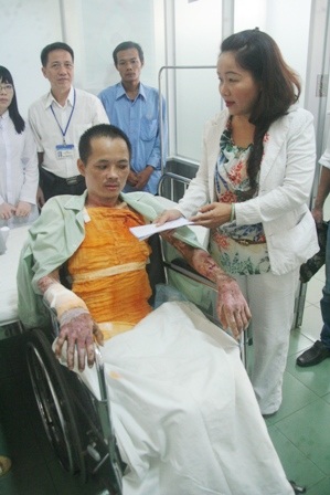 Đại diện công ty du lịch Travel Plus trao cho anh Trinh 2 triệu đồng sau khi đọc bài từ