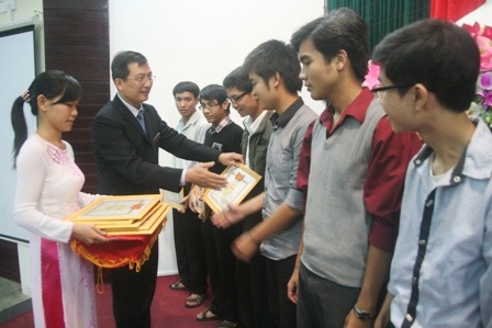 TS. Trương Quý Tùng - phó giám đốc ĐH Huế trao bằng khen cho các SV tài năng của ĐH Huế.