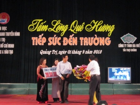 Bia Huế trao học bổng Tiếp sức đến trườngtại Quảng Trị tháng 9/2012