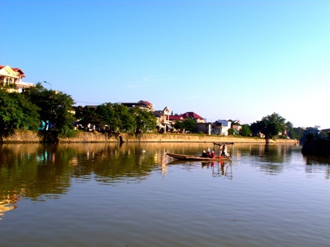 Những bến đò ngang thân thương sót lại giữa lòng thành phố Huế - 1 Bến đò ngang qua sông Đông Ba