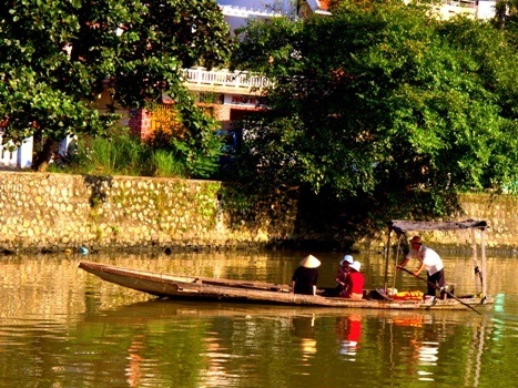 Những bến đò ngang thân thương sót lại giữa lòng thành phố Huế - 4 Người lái đò và khách đi đò đôi lúc quen thuộc còn hơn người nhà