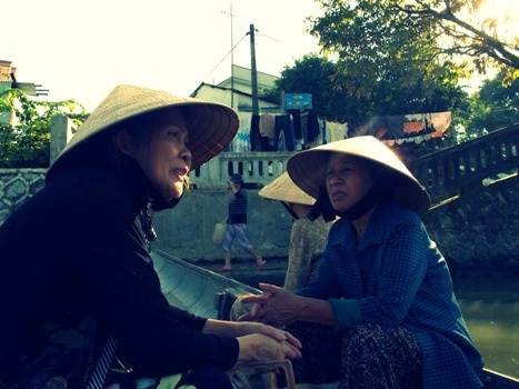 Những bến đò ngang thân thương sót lại giữa lòng thành phố Huế - 5 là cầu nối đưa các mệ, các o ở Huế đi chợ mỗi buổi sáng sớm