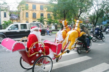 Ông già Noel cưỡi xe tuần lộc đi khắp phố phường phát quà cho trẻ em chiều 24/12