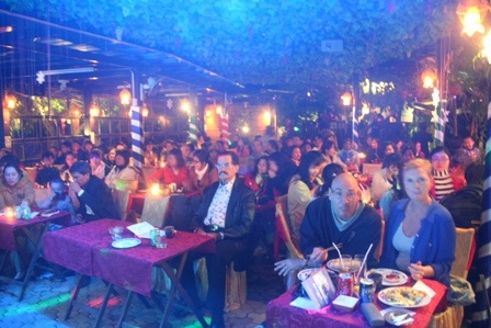 Khách đông nghịt ngồi xem biểu diễn nghệ thuật tại Nón Khổng lồ bên Đập đá dẫn về Thôn Vỹ Dạ