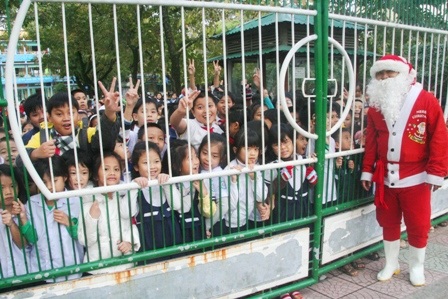 Hàng trăm học sinh trường tiểu học Quang Trung háo hức khi ông già Noel đến thăm.