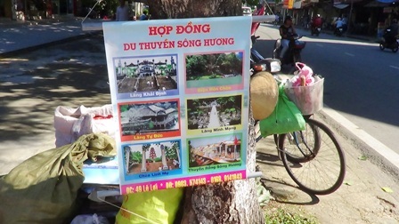Bảng mời chào đi du thuyền ca Huế sông Hương treo không đúng nơi quy định