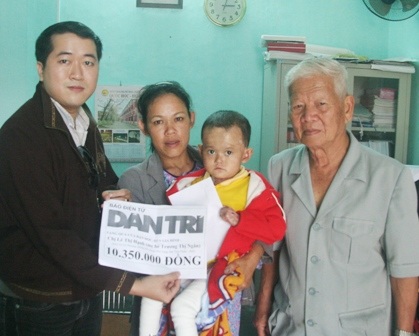 Trao hơn 10 triệu đồng đến cháu bé không có ngón tay ngón chân