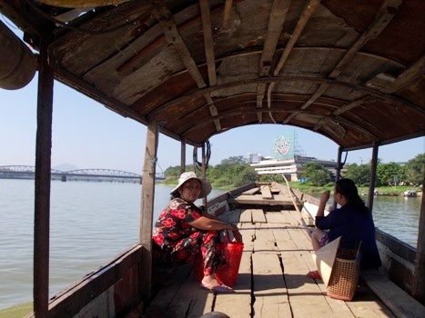 Những bến đò ngang thân thương sót lại giữa lòng thành phố Huế - 7 hay chở những gánh hàng rong từ Đập Đá, Cồn Hến sang chợ Đông Ba vào mỗi buổi chiều