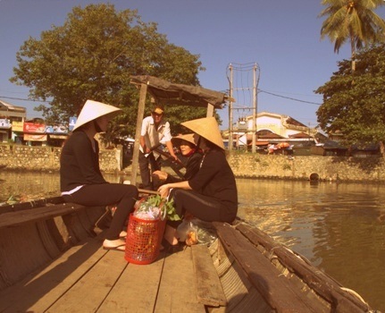 Những bến đò ngang thân thương sót lại giữa lòng thành phố Huế - 3 Người lái đò và khách đi đò đôi lúc quen thuộc còn hơn người nhà