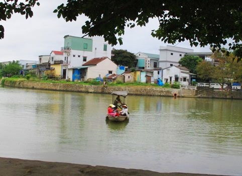 Hình ảnh bến đò Huế với màu xanh của sông, cây cối ven bờ
