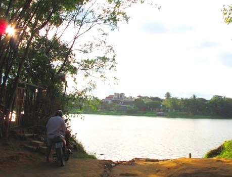 Hình ảnh bến đò Huế với màu xanh của sông, cây cối ven bờ
