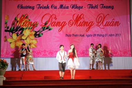 Tiết mục “Đón xuân” của tốp nữ.