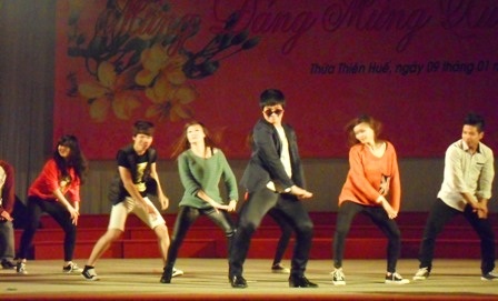 Rộn ràng cùng vũ điệu sôi động Gangnam style.