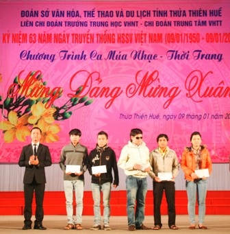 Trao học bổng cho các học sinh nghèo vượt khó