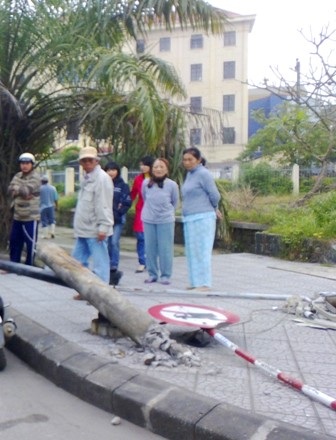 Cột báo, cột điện bị húc đổ